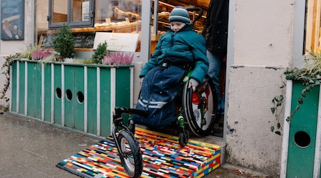 Rollstuhlrampe aus Legosteinen – barrierefrei in die Volkartstr. 11