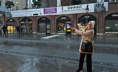 Banner am Viktualienmarkt zur Aktion "Gewalt kommt nicht in die Tüte"