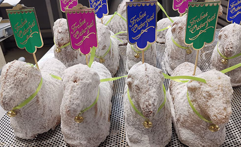 Osterlämmer aus Rührteig mit Puderzucker