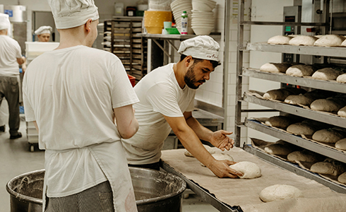 Vorbereiten der Brotlaibe für den Backofen