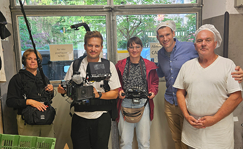 BR-Dreh bei der Bäckerei Neulinger: Das Filmteam zusammen mit Ludwig Neulinger